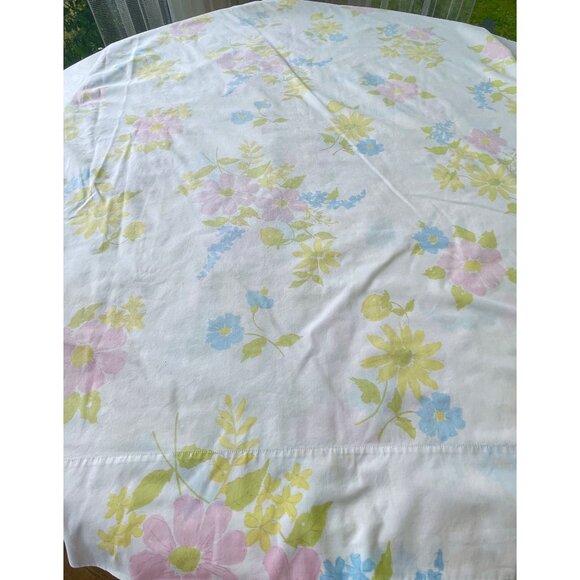 Vintage 1970s flat/top sheet, pink, blue, floral pastel, twin size bed - Picture 4 of 7